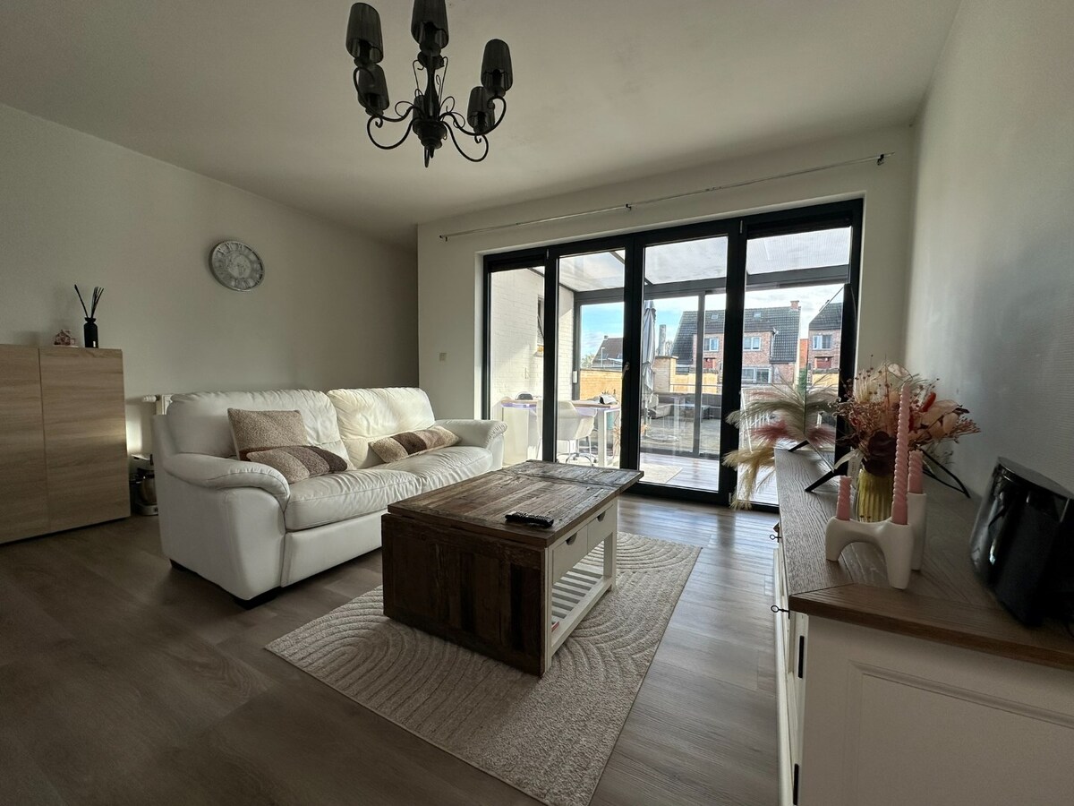 Volledig gerenoveerd appartement met ruim terras in centrum Sint-Antonius 