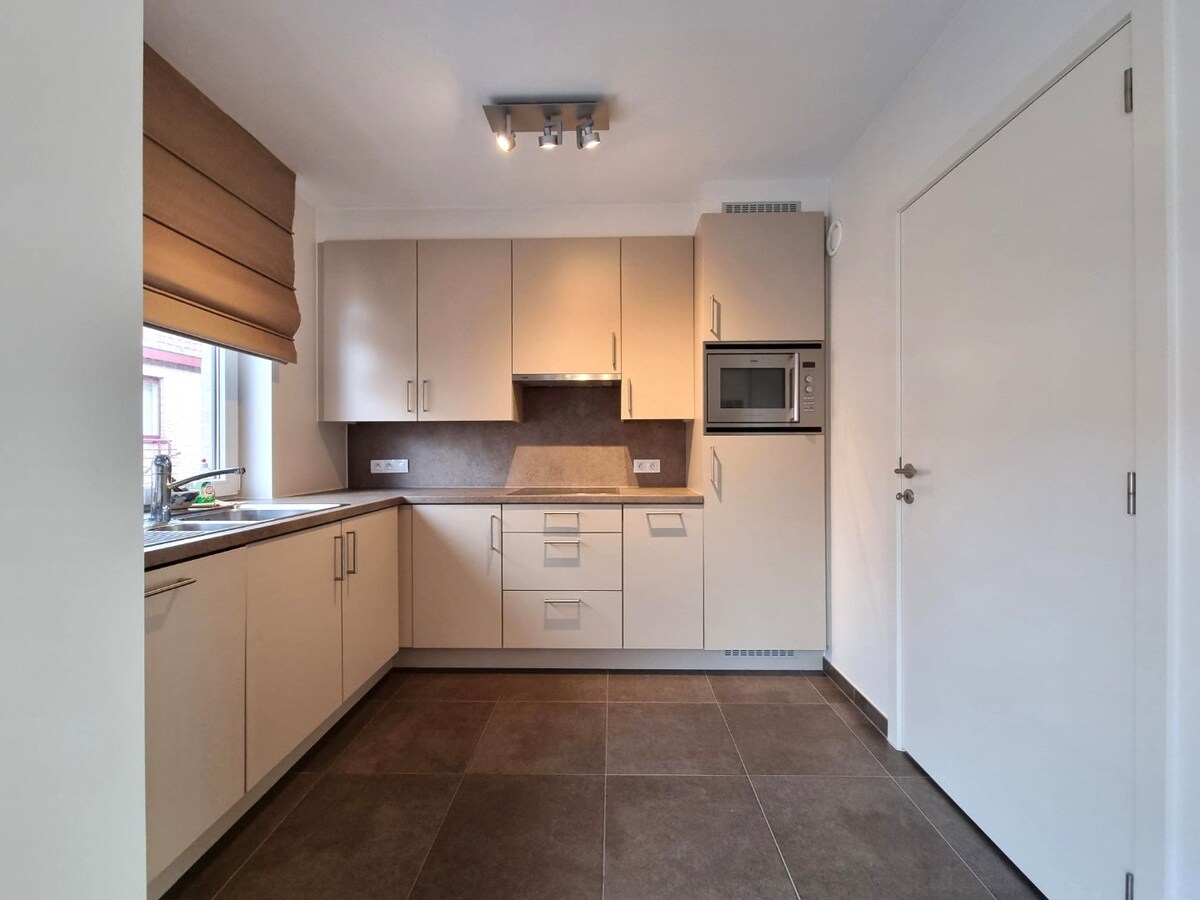 Zeer ruim, breed en lichtrijk woonappartement met groot zongericht terras 