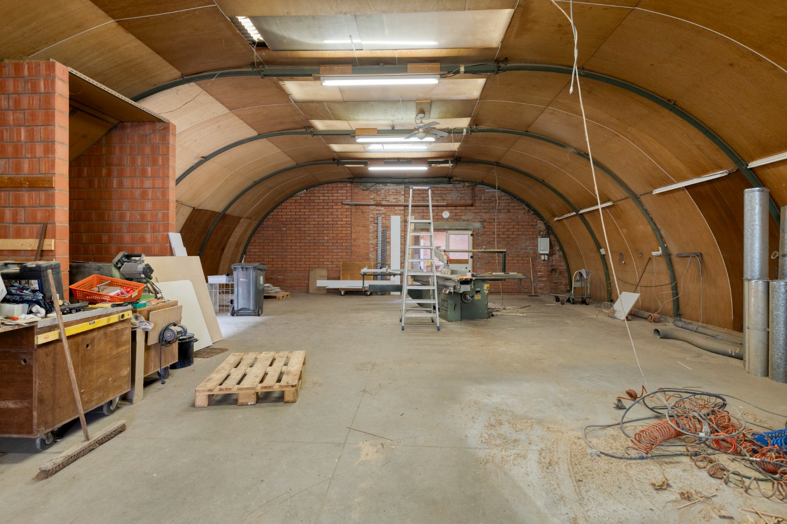 Handelsgelijkvloers met achter-inrit op commerciële ligging in centrum Geel 