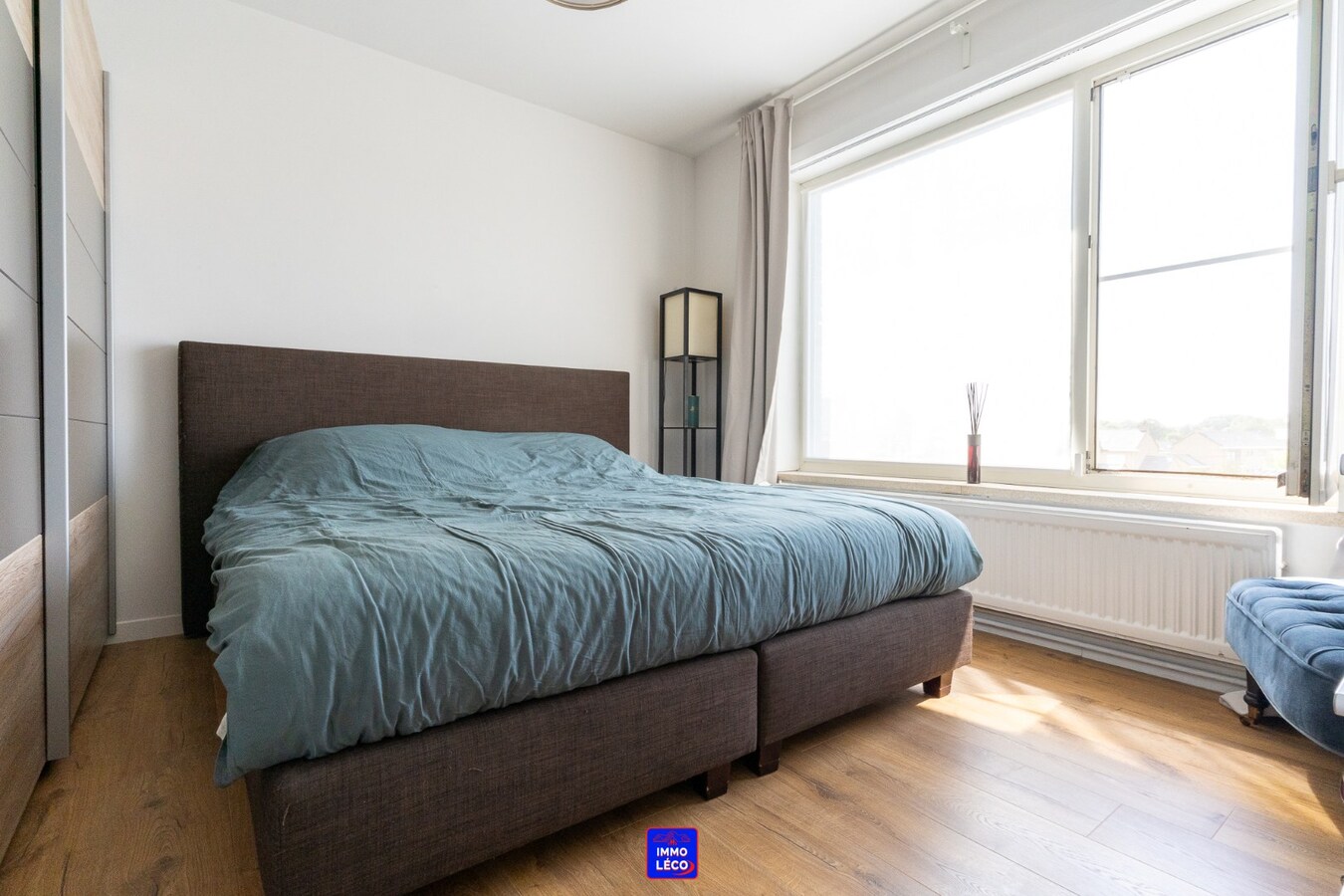 3 façades rénovée avec jardin, double garage, parking 2voit., COUP DE COEUR !! 