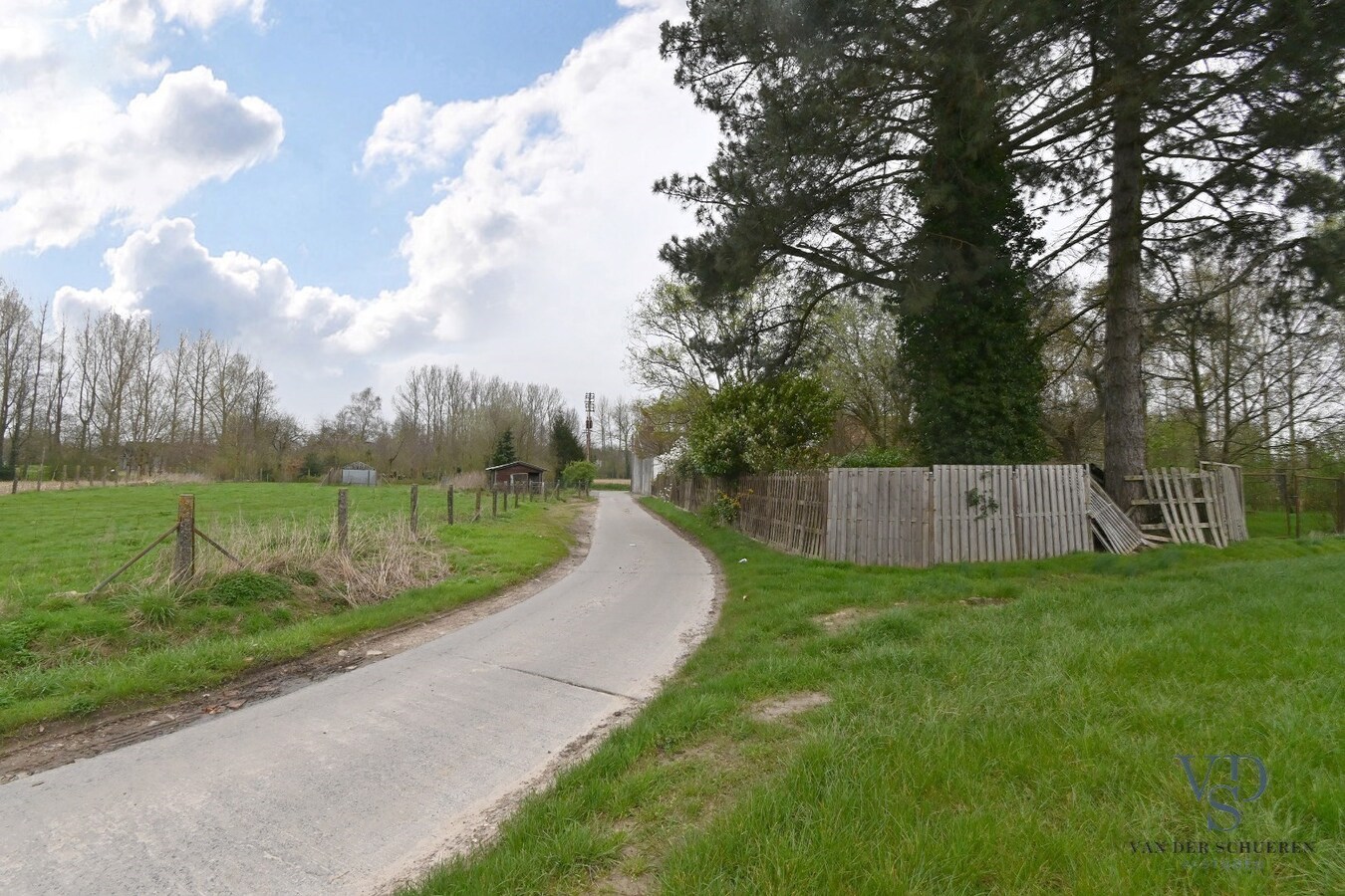 Woning met belendend perceel weiland 