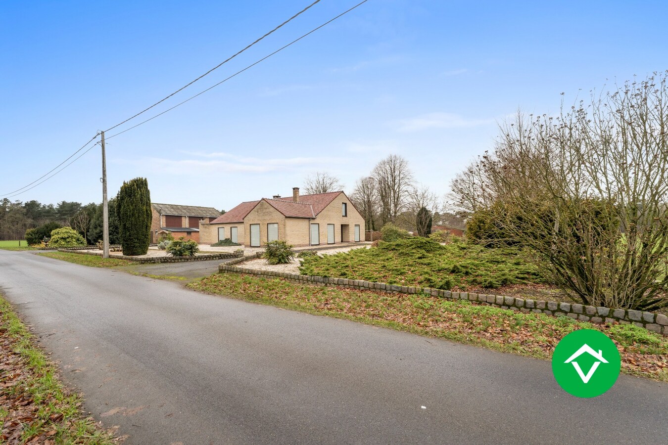 Rustig gelegen alleenstaande woning met bijgebouwen te Koekelare 