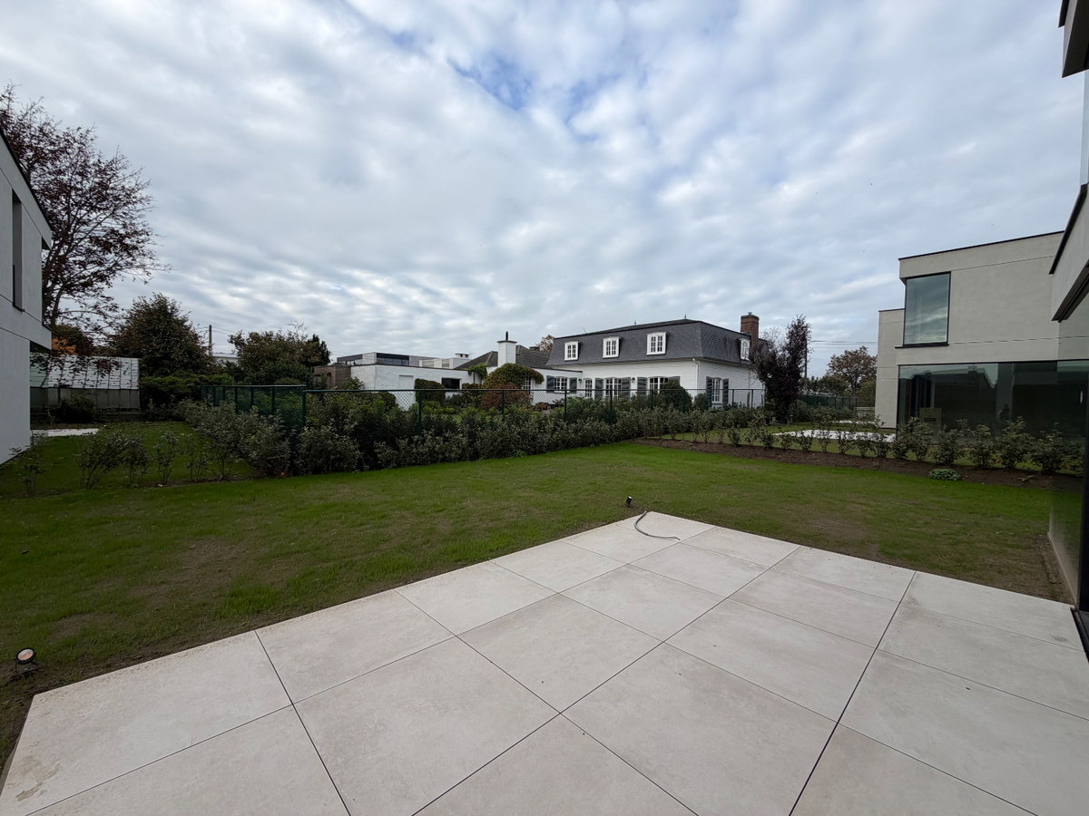 Ruime nieuwbouwwoning met terras en tuin. 