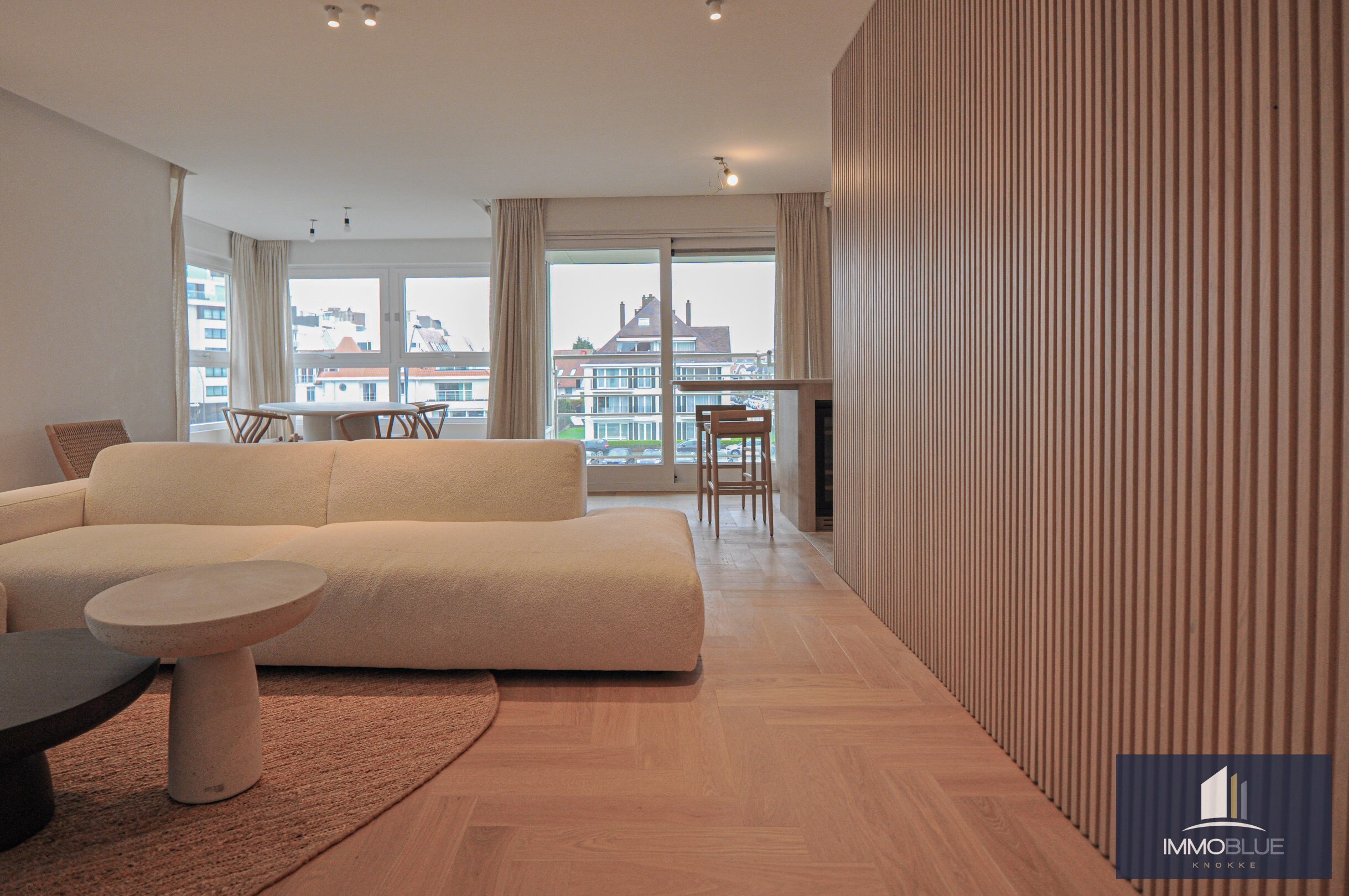 Appartement entièrement rénové et lumineux avec une vue dégagée magnifique, situé dans une résidence de standing. 