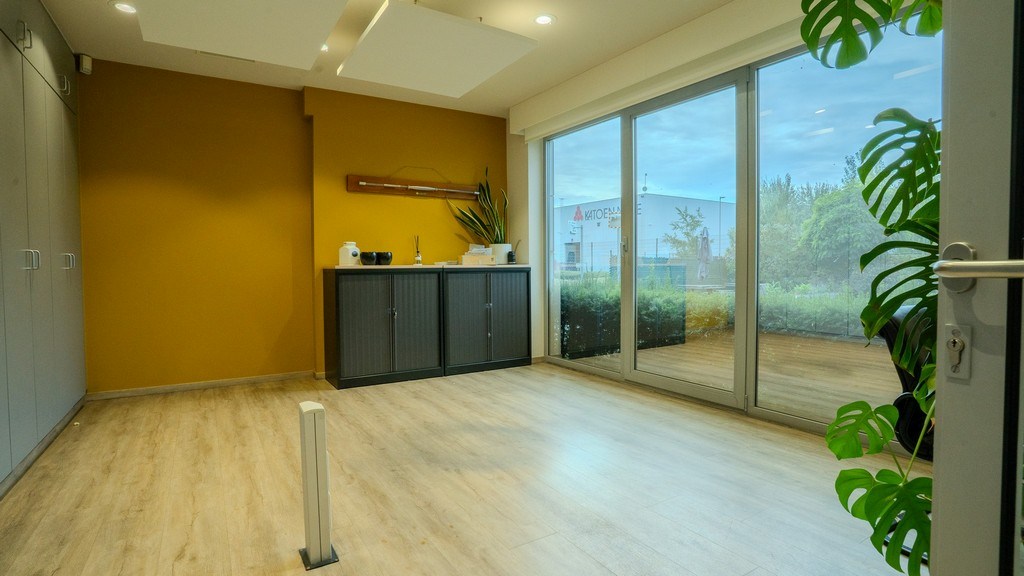 Magazijn met kantoren te huur langs E34 in Beveren