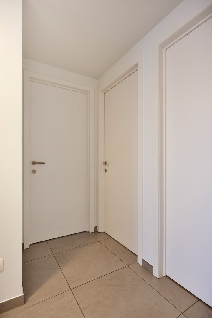 Ruim en lichtrijk appartement met 2 slaapkamers, terras en autostaanplaats vlakbij autostrade - EPC 108 kWh/m² 