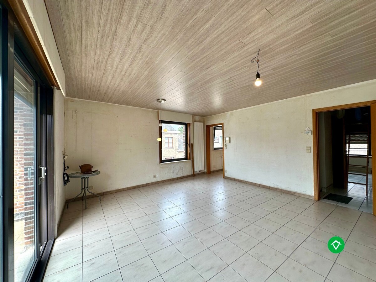 Ruim duplexappartement met terras en garage nabij centrum Roeselare 