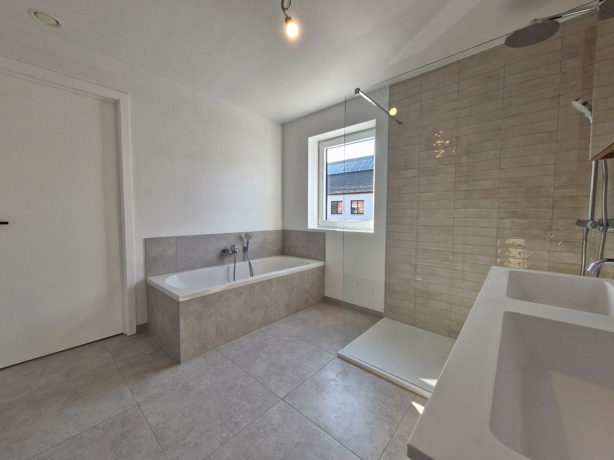 Nieuwbouwwoning met mooie tuin, garage en 4 slaapkamers te Dudzele 