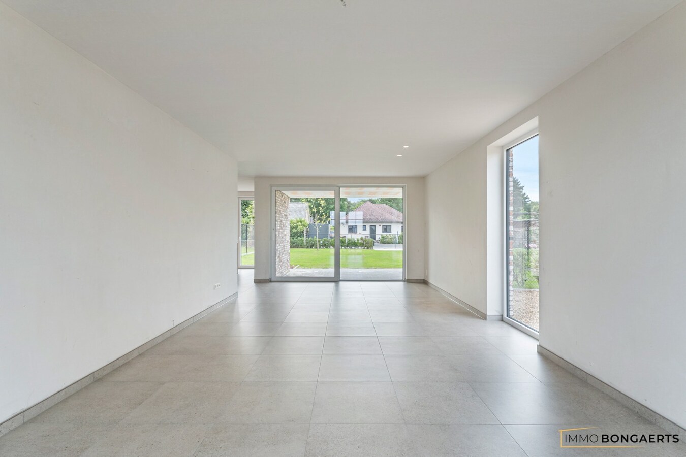 Volledig afgewerkte nieuwbouwwoning met 4 slaapkamers. 