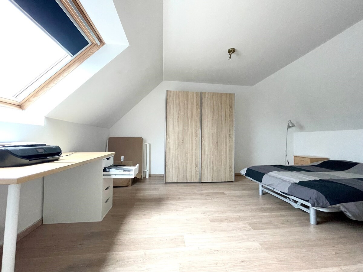 Maison 3 façades avec 3 chambres, jardin et garage à vendre. 