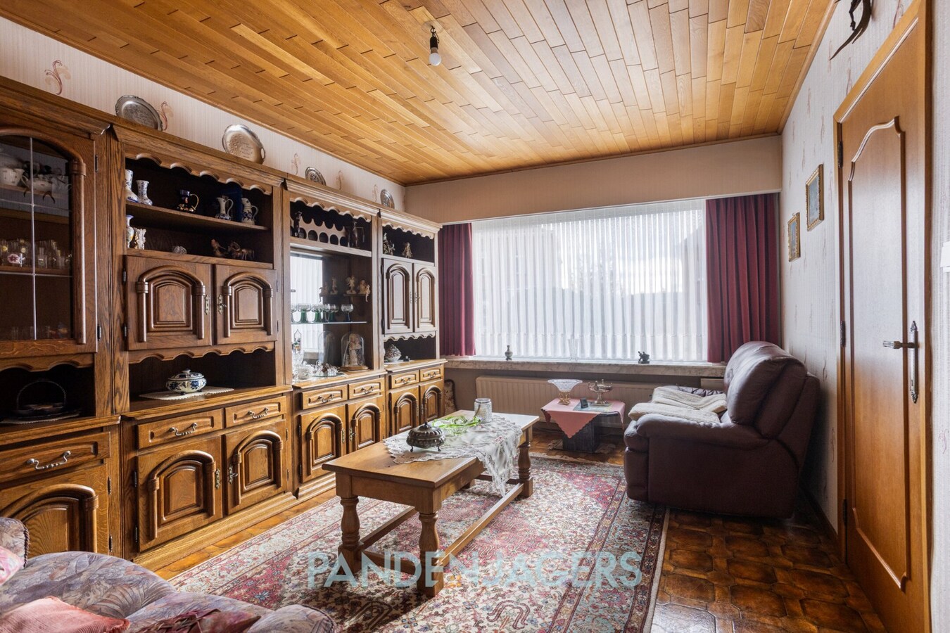 Ruime woning met zij-ingang en achterliggende garage te OLVW 