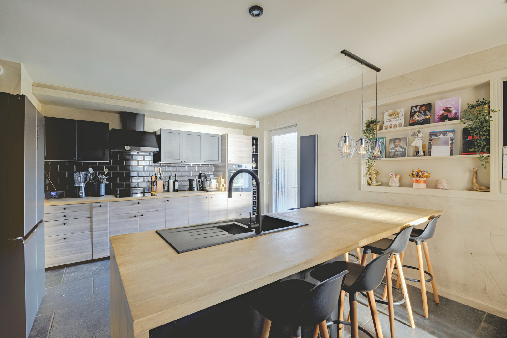 Ingerichte keuken met doorgang tuin