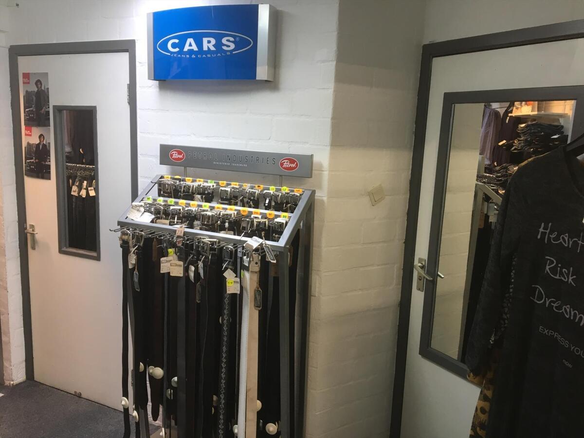 Winkelpand gelegen in de kern van Veldhoven-dorp aan de Rapportstraat 18 te Veldhoven, het object is momenteel in gebruik als kledingzaak. 