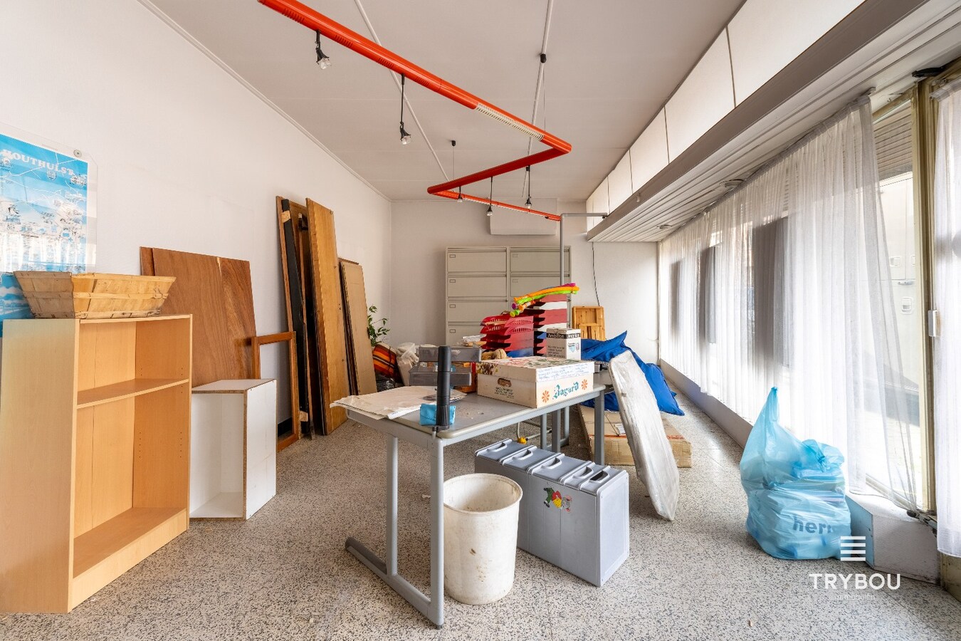 Ruime woning met winkelruimte, loods (optioneel) en garage 
