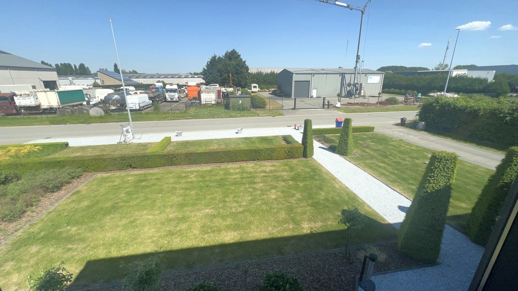 Bedrijfspand met appartement te koop nabij N47 in Lebbeke