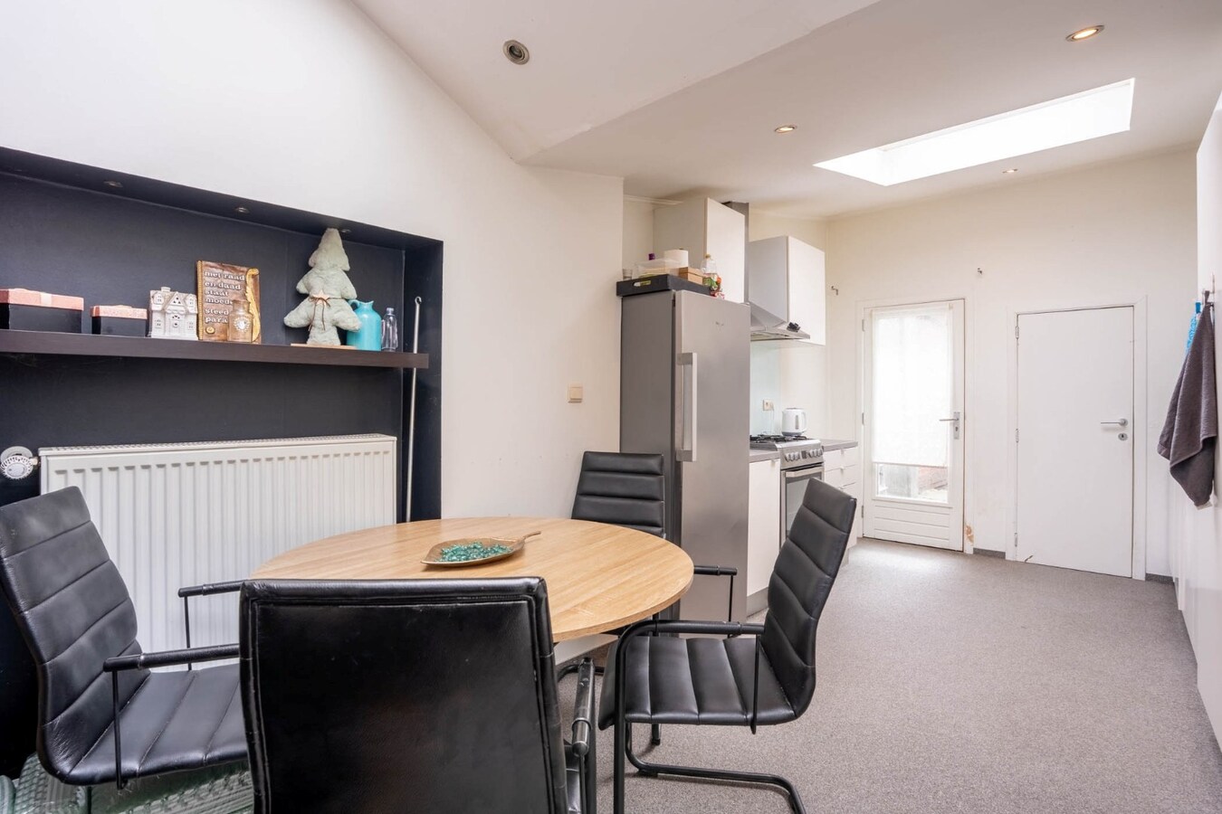 Een knusse rijwoning met tuintje en 3 slaapkamers, gelegen pal in het centrum van Maaseik. 