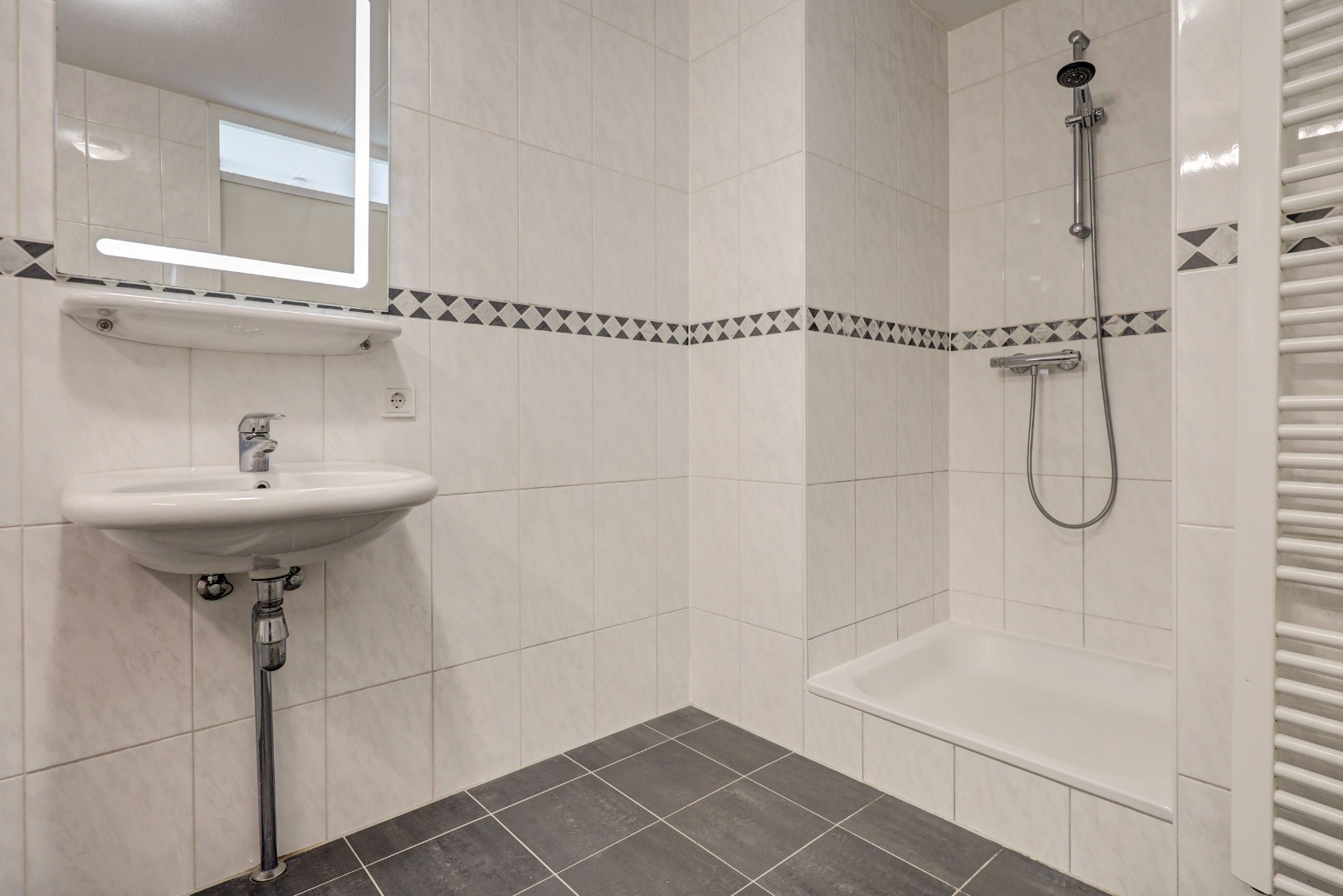 Energiezuinige (A-label) en instapklare 6-kamer tussenwoning met lichte woonkamer, moderne keuken, vijf slaapkamers, zonnige onderhoudsvriendelijke tuin met achterom en gelegen op eigen grond. 