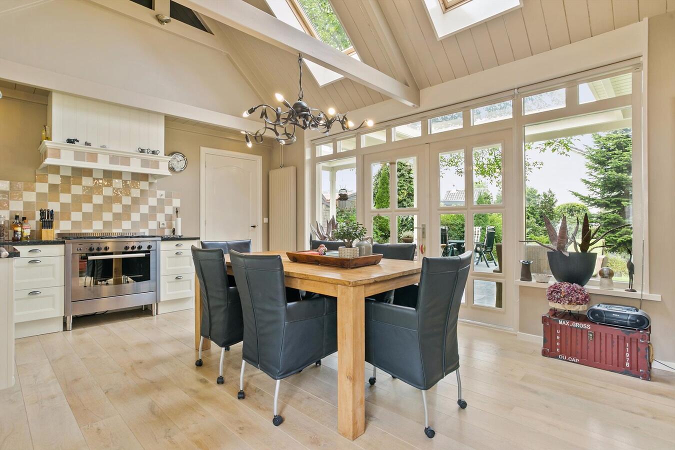 Fraai gelegen, karakteristiek vooroorlogs, vrijstaand gerenoveerd woonhuis op perceel van 1.035 m2 aan de Tonterstraat 42 te Riethoven. 