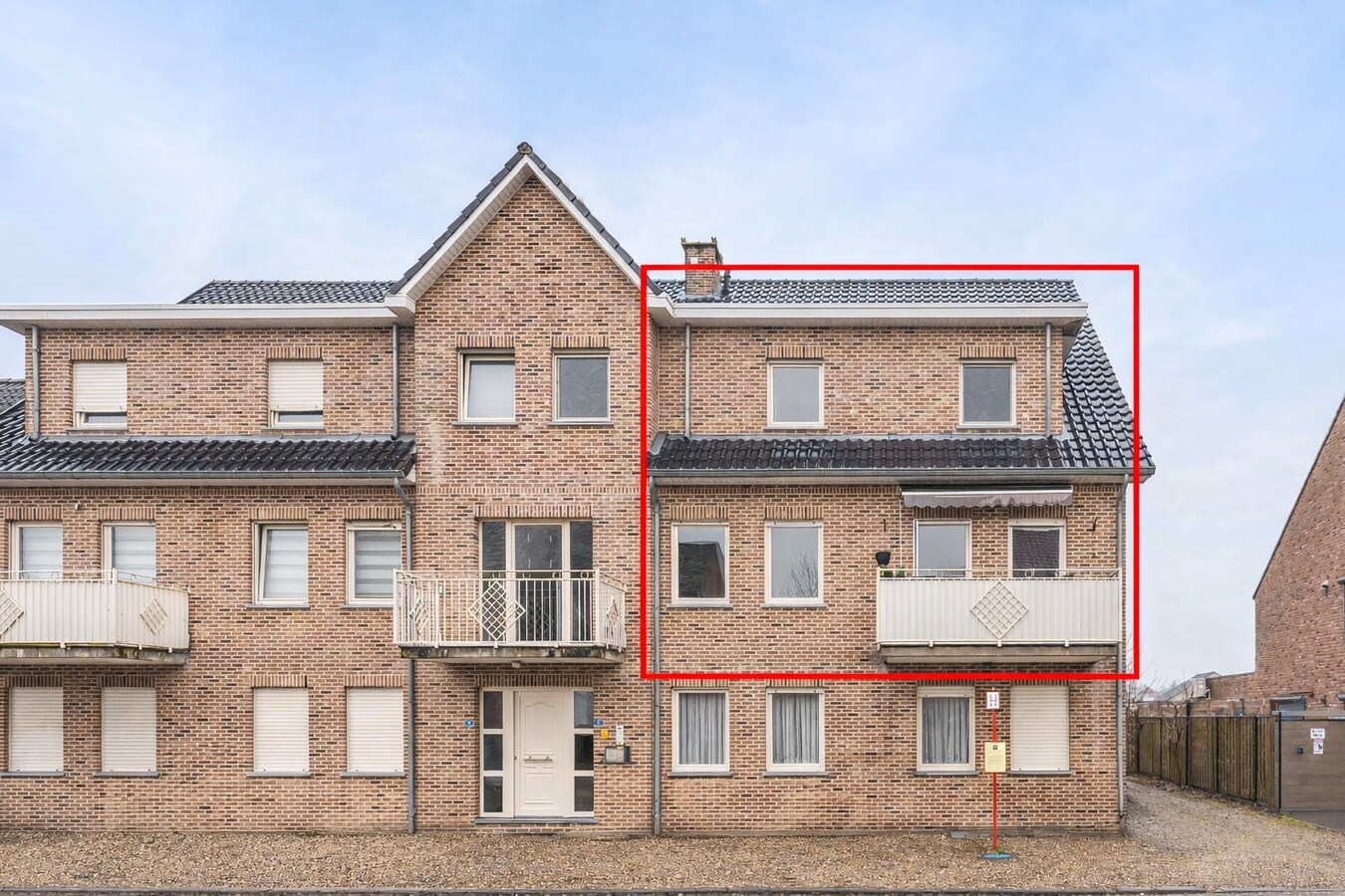 Ruim energiezuinig duplexappartement (146 m²) -  kwaliteitslabel B -  3 slaapkamers, terras en private buitenparking. 