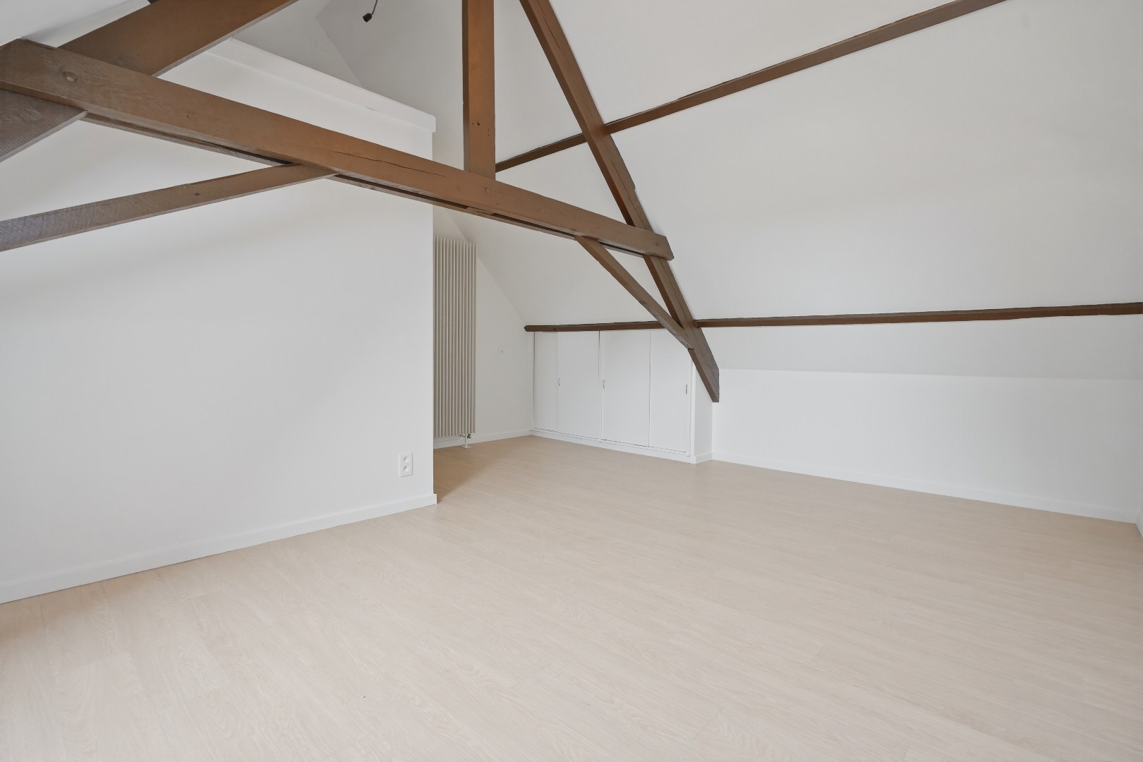 Recent gerenoveerde woning (2026), centraal gelegen aan het marktplein van Merkem! 