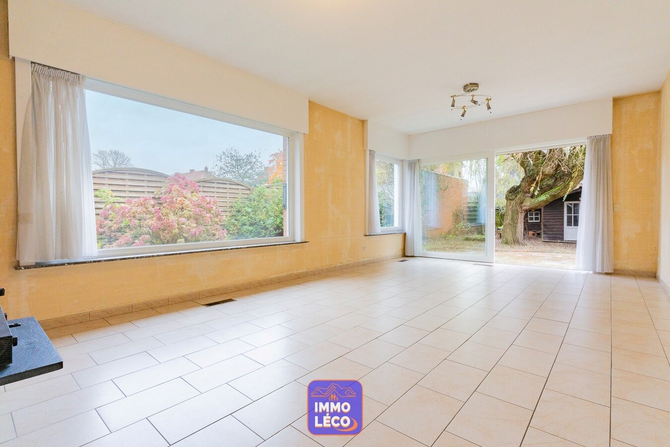 3 façades dans un clos résidentiel avec garage, parking et jardin ! 