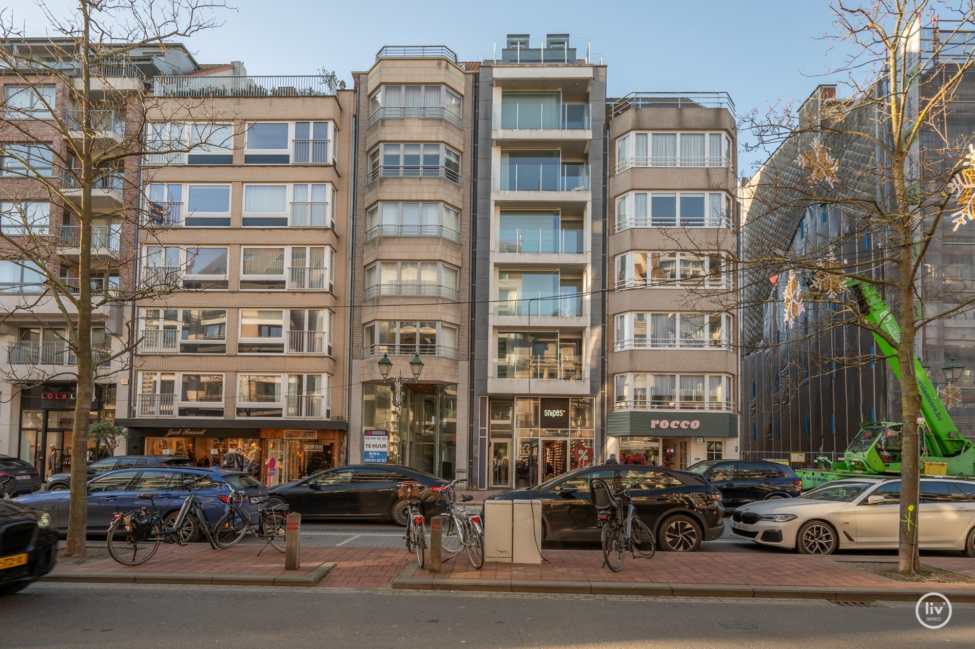 Non meublé - Appartement récent avec une belle largeur de façade situé au centre de la Lippenslaan à Knokke. 