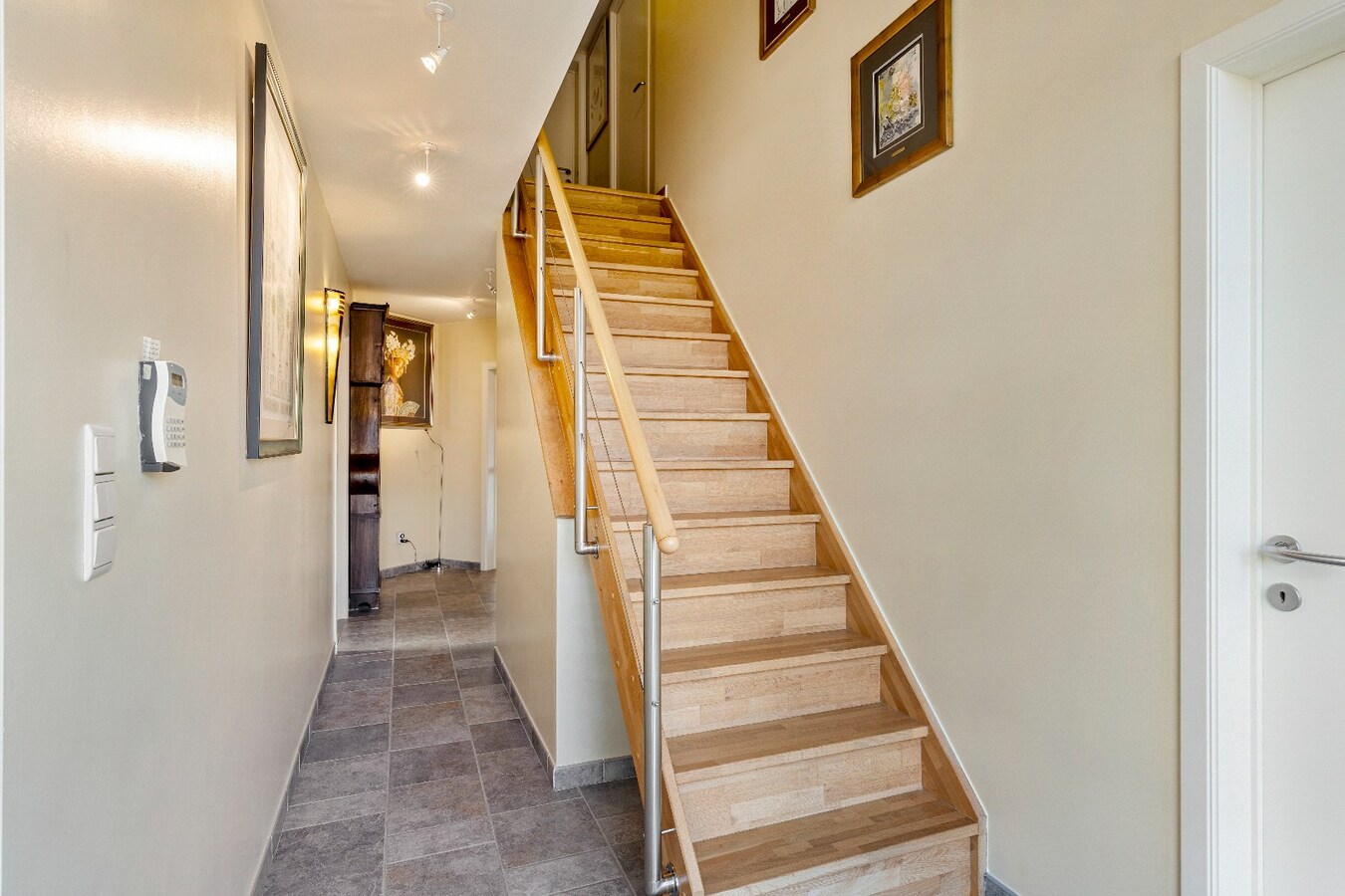 Duurzame, veelzijdige woning met karakter, energiezuinig comfort én prachtige tuin, op toplocatie. 