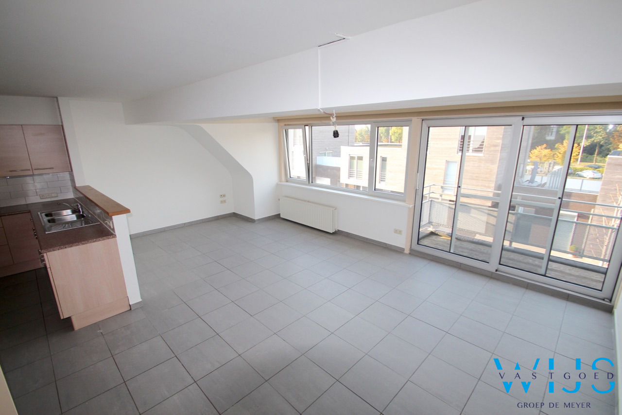 Zeer ruim lichtrijk appartement met 4 slaapkamers ! 