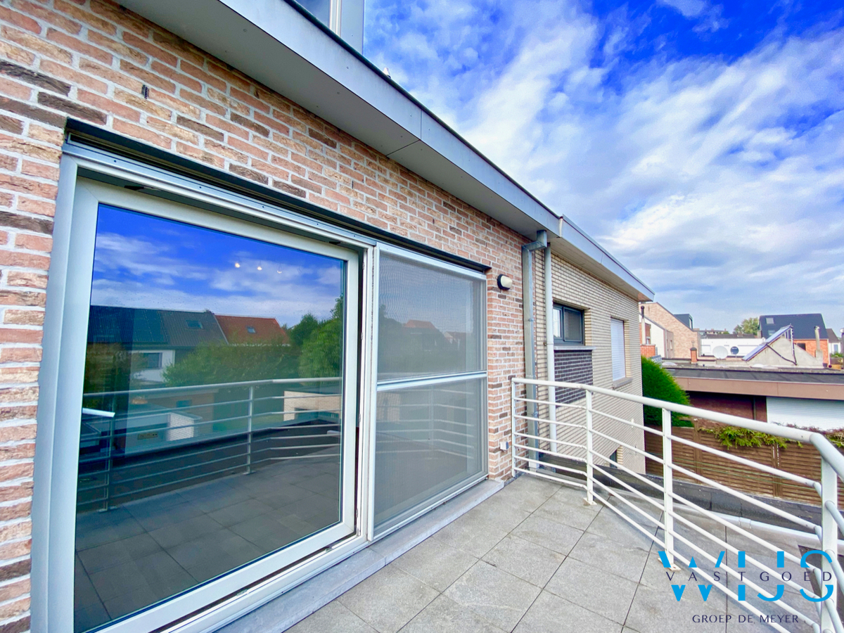 Instapklaar &amp; gezellig 3 slaapkamer appartement in hartje Zelzate! 