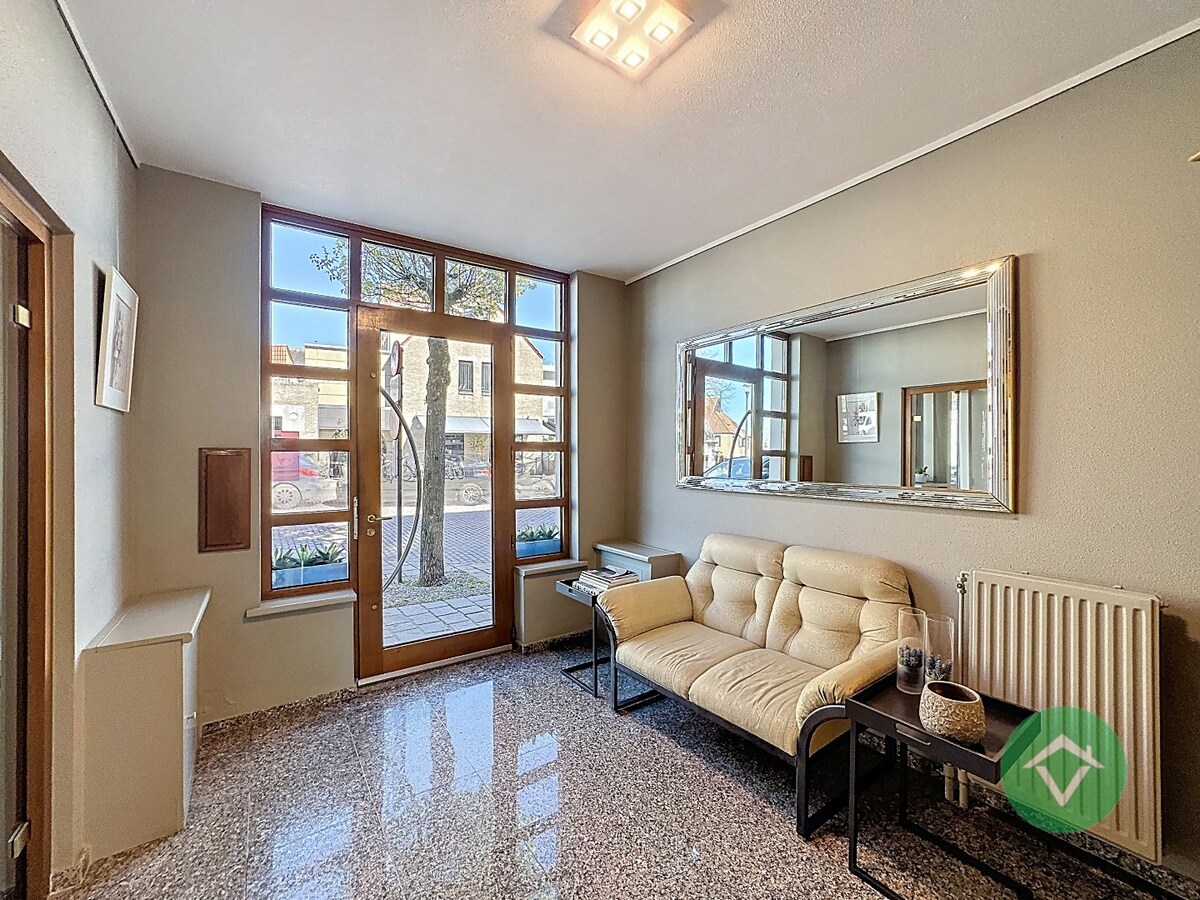 Deze instapklare handelswoning is gelegen in het centrum op een commerciële topligging op de markt van Koekelare 