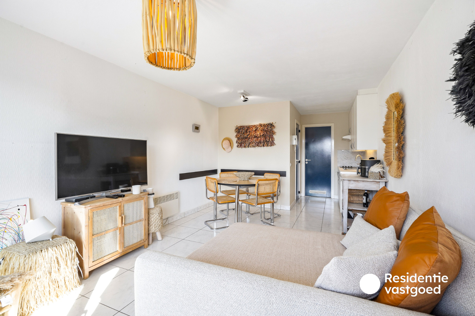 Lichtrijk zongerichte studio met slaaphoek, gelegen op 300m van de zee te Koksijde. 