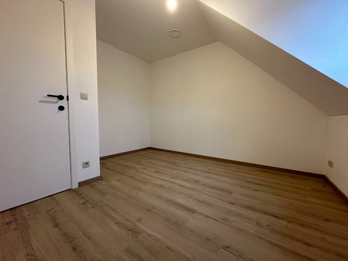Prachtig, volledig gerenoveerd duplex appartement met 3 slaapkamers 