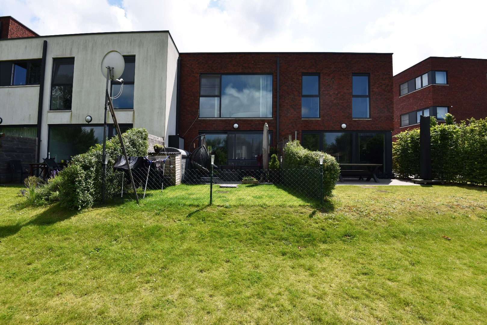 Recente woning met 3 slpks, tuin en 2 parkeerplaatsen te centrum Maldegem 