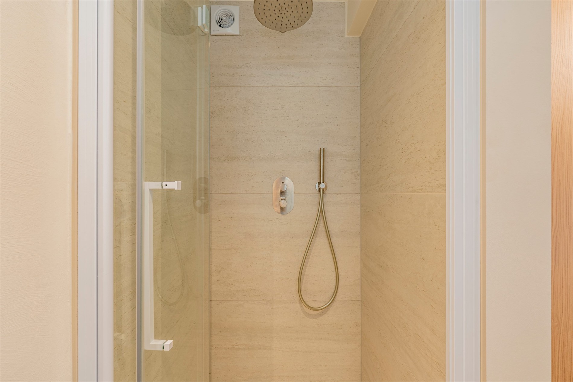 Prachtig ruim appartement met 3 slaapkamers en terras centraal gelegen op de Zoutelaan te Knokke. 