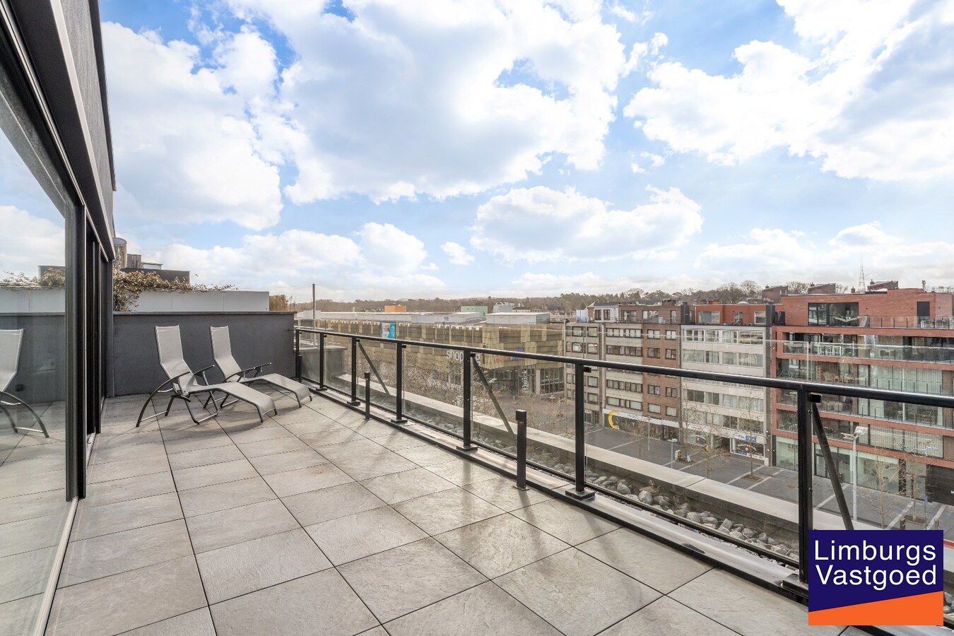 Exclusief penthouse met ruim terras, 2 slpk, dubbele autostaanplaats, centrum Genk 