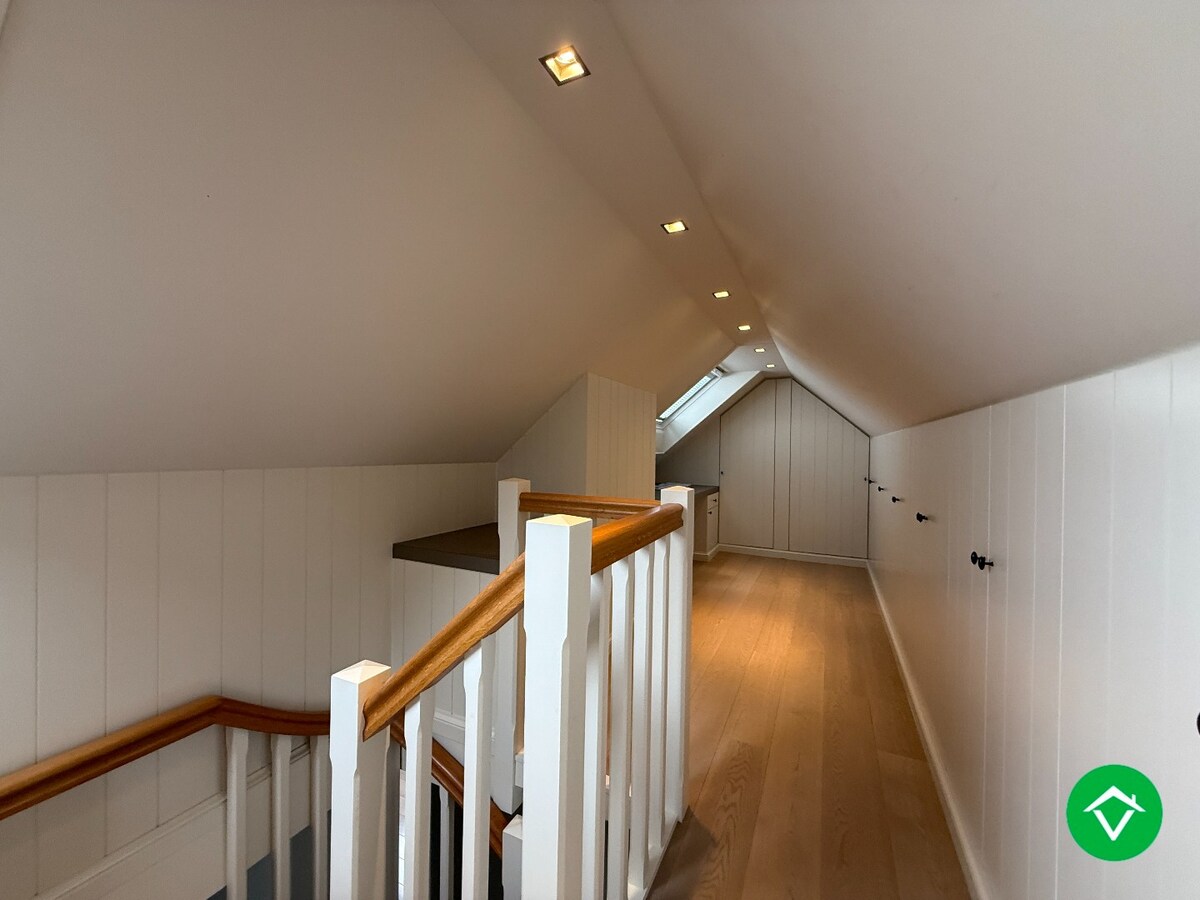 Prachtige rijwoning met 3 slaapkamers, tuin en garage te Roeselare 