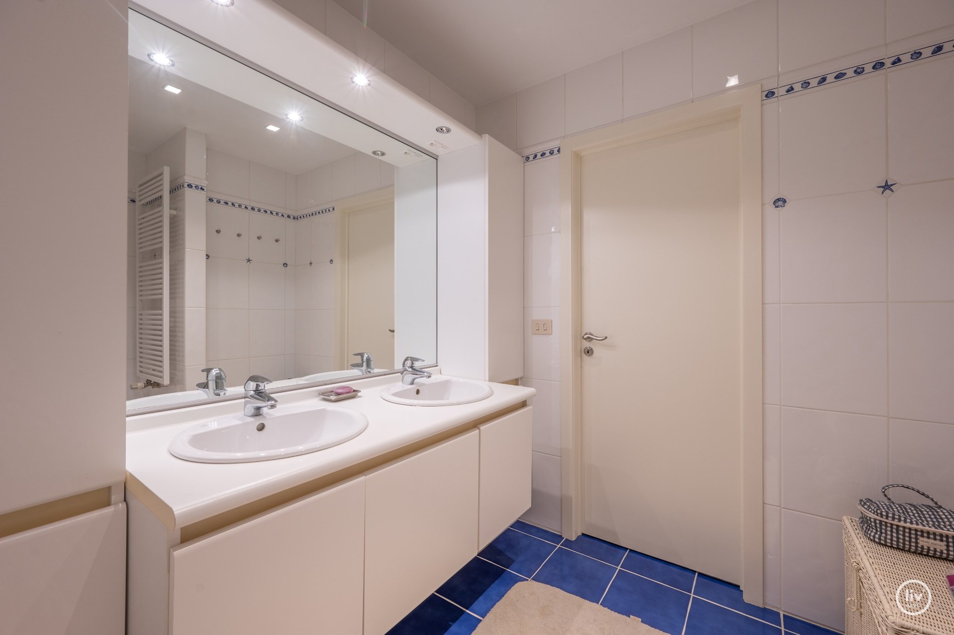 Uitzonderlijk dakappartement met een schitterend zonneterras en een prachtig open zicht over de villa's van het Zoute, gelegen tussen het centrum van Knokke. 