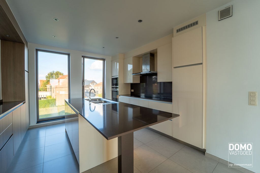 LUXE PENTHOUSE APPARTEMENT MET 2 TERASSEN, LIFT EN ONDERGRONDSE AUTOSTANDPLAATS IN HASSELT. 