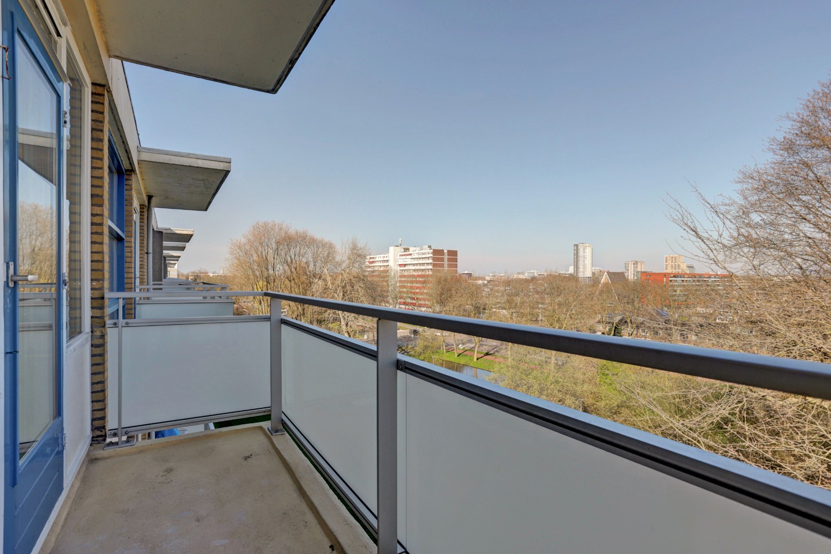 Dit 3 (voorheen 4) kamer appartement is helemaal naar eigen smaak te realiseren met 2 slaapkamers (3e slaapkamer is gemakkelijk te realiseren), 3 balkons, berging in de onderbouw en gelegen op eigen g 