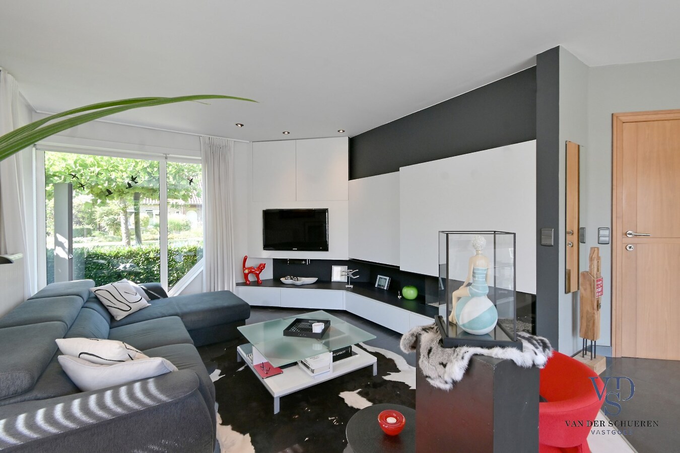 Tijdloze villa met zwembad in residentiële wijk 