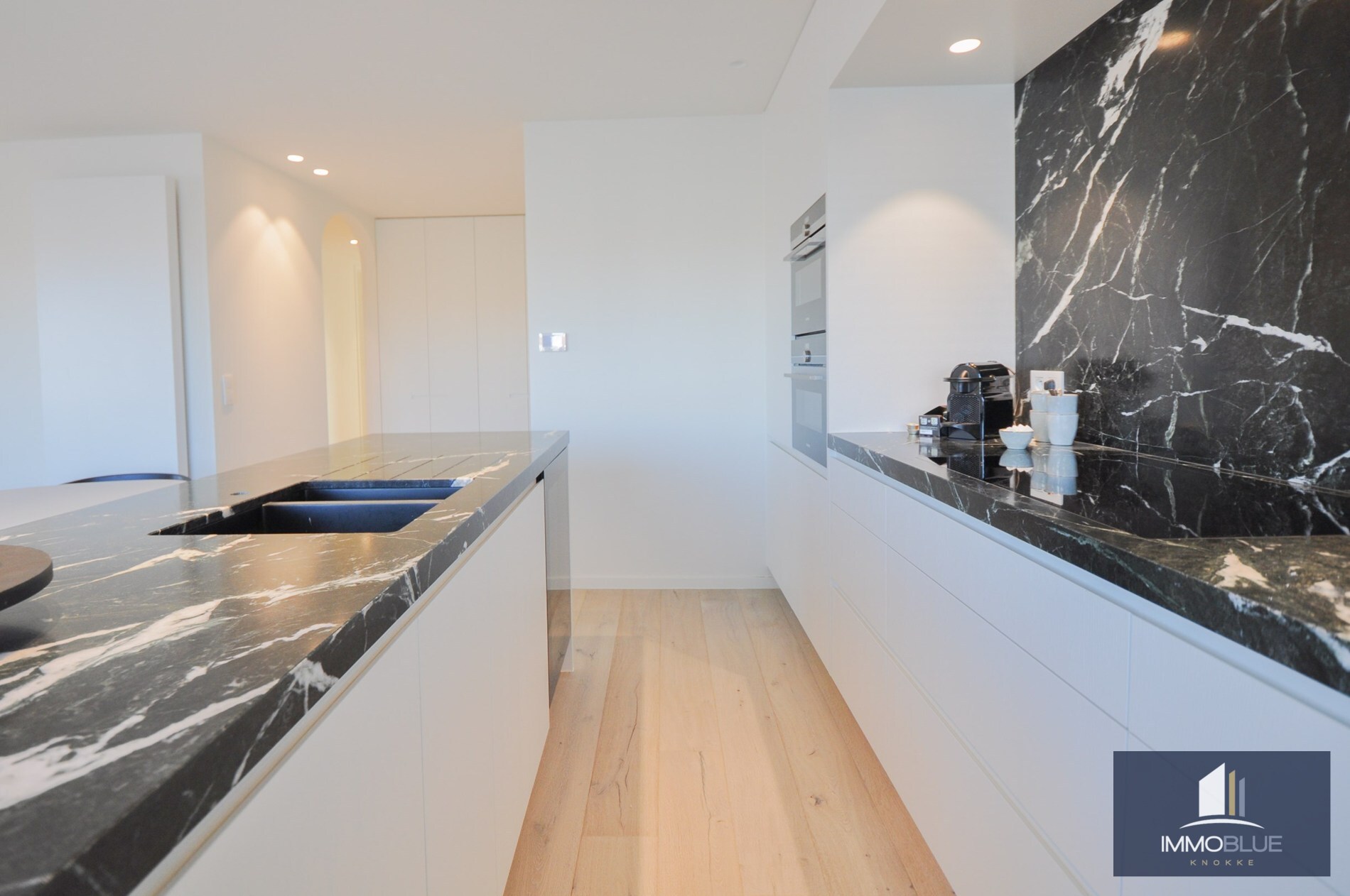 Appartement entièrement rénové et situé au calme, offrant une vue magnifique sur le Zegemeer. 