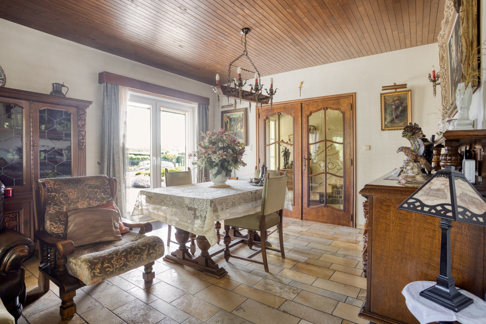Eetkamer met doorgang inkomhal