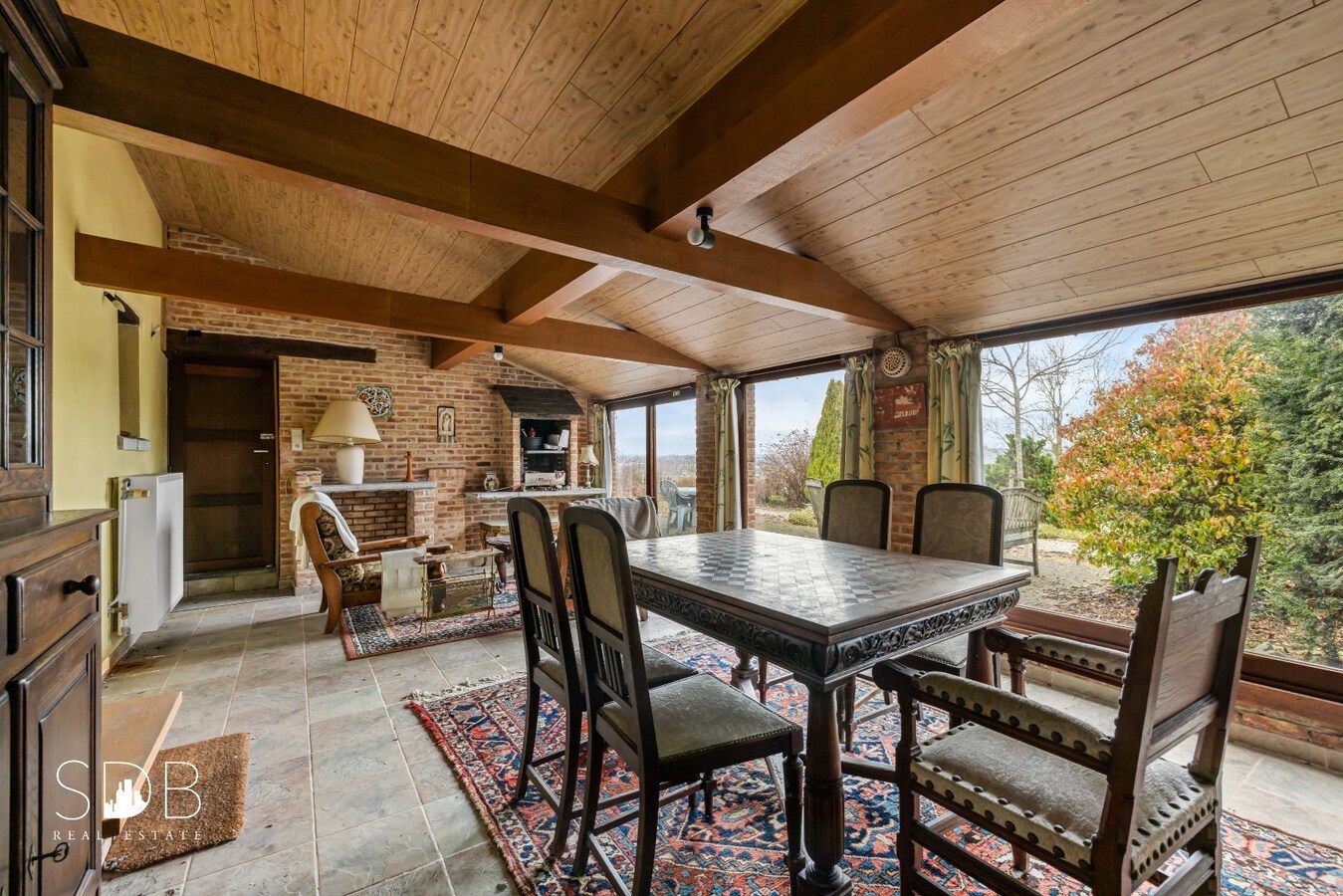 Authentieke hoeve met bijgebouwen met graslanden op circa 8.750m² 