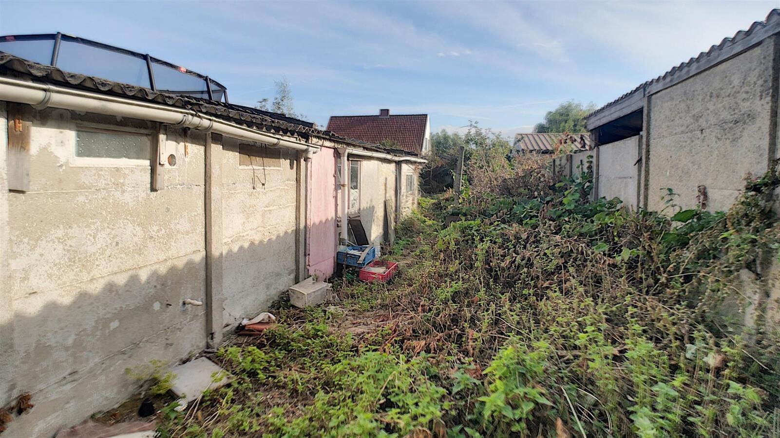 Volledig te renoveren rijwoning op mooi perceel grond - Knokke 
