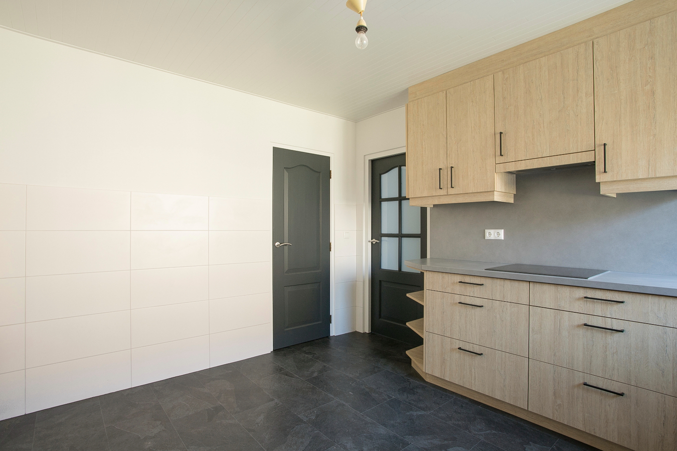 Deze vrijstaande woning met bedrijfsgebouwen staan aan de rand van Reusel tegen het bedrijventerrein. 