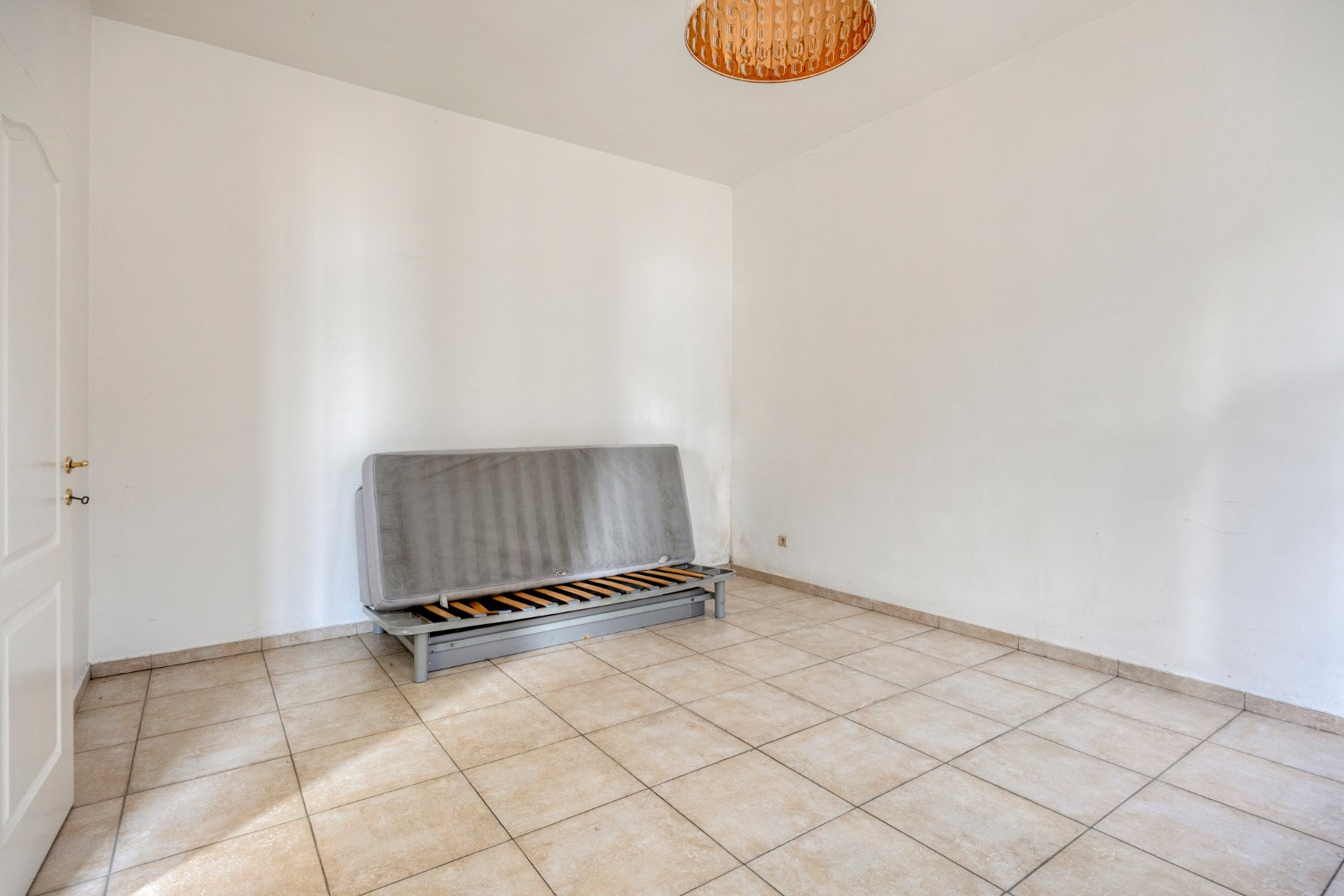 Op te frissen opbrengsteigendom met 3 appartementen en garage in Leopoldsburg 