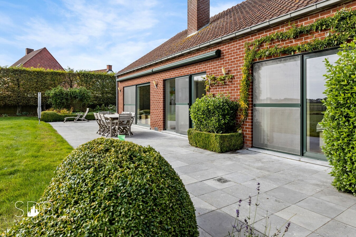 Hedendaagse gezinswoning met aanpalende graslanden en stallen op 5.030m² 