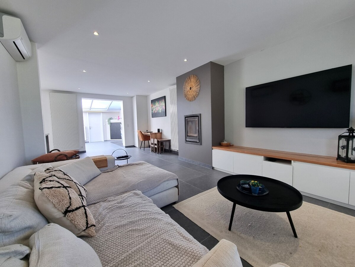 Prachtige, volledig gerenoveerde halfopen bebouwing op groot perceel van 842m² 