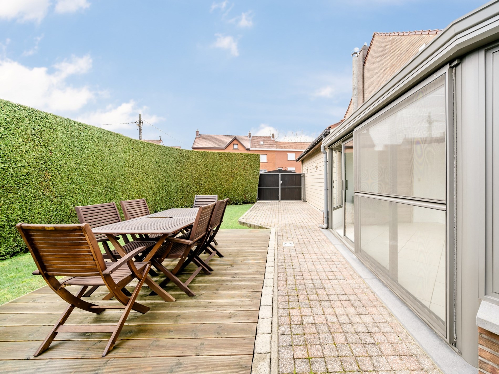 Gerenoveerde 3-gevelwoning met 3 kamers, garage en tuin 