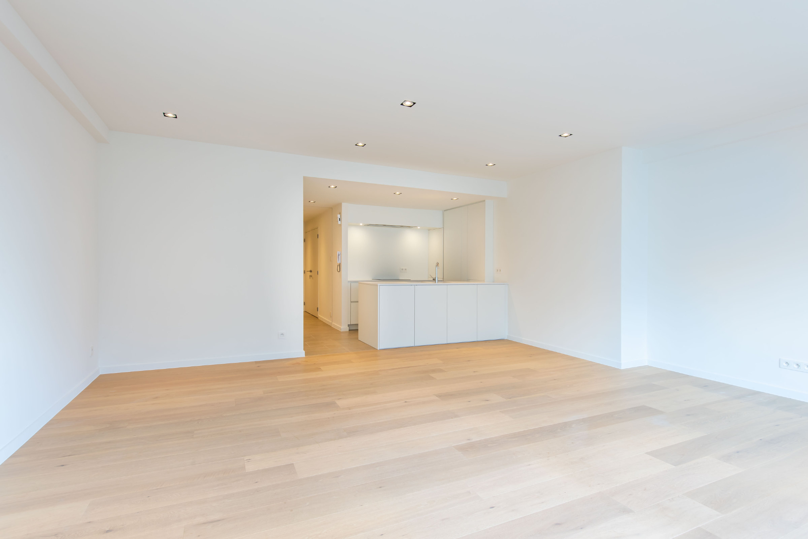 PRACHTIG GERENOVEERD APP. GELEGEN LEOPOLD II LAAN - TOPLIGGING 